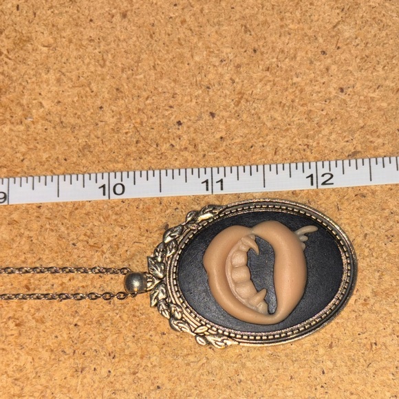 Fangs Cameo Necklace - Picture 3 of 3